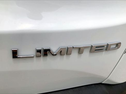 Used 2018 Jeep Renegade Limited FWD image 31