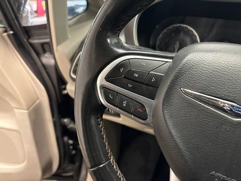 Used 2020 Chrysler Pacifica Touring-L FWD image 16