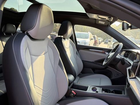 New 2026 Volkswagen Tiguan SE R-Line FWD image 18