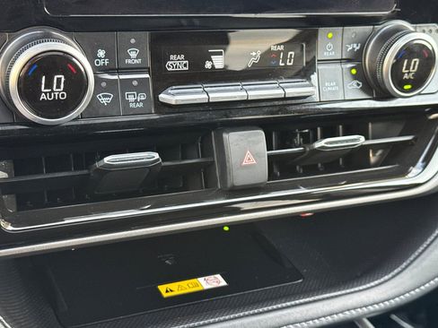 Used 2025 Toyota Highlander XLE image 21