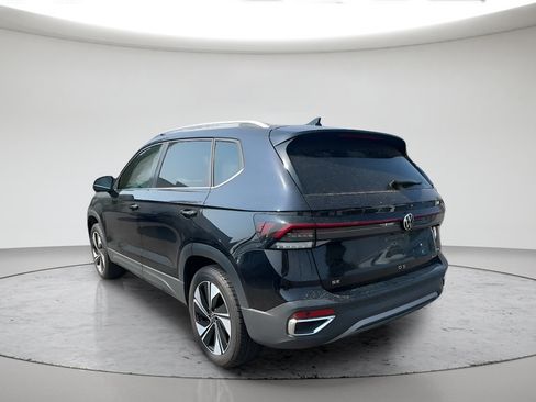 Used 2025 Volkswagen Taos SE AWD/4WD image 9