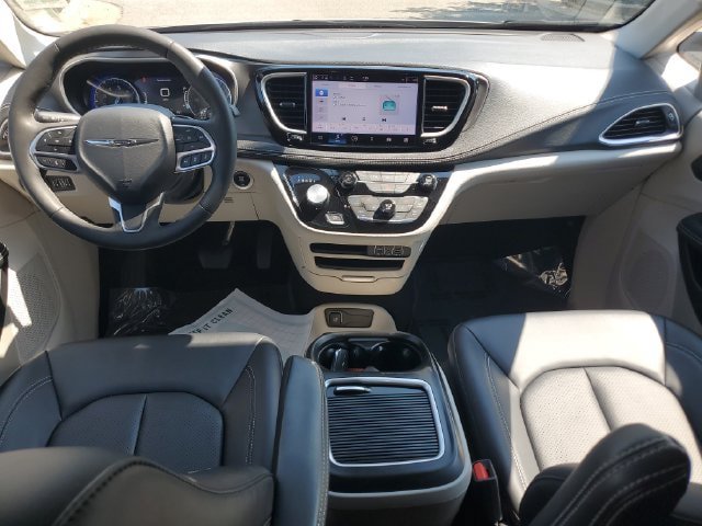 Certified 2024 Chrysler Pacifica Touring-L AWD/4WD image 17
