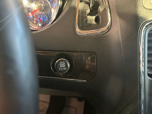 Used 2016 Chrysler Town & Country Touring w/ Driver Convenience Group image 19