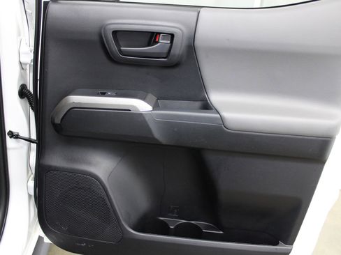 Used 2019 Toyota Tacoma SR5 AWD/4WD image 22