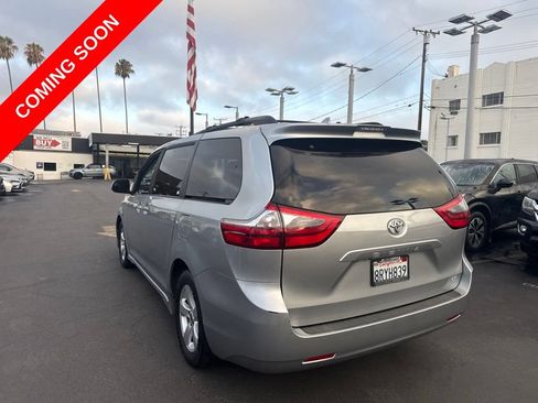 Used 2020 Toyota Sienna LE w/ Carpet Mat Package FWD image 6