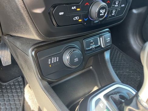 Used 2023 Jeep Renegade Latitude AWD/4WD image 25
