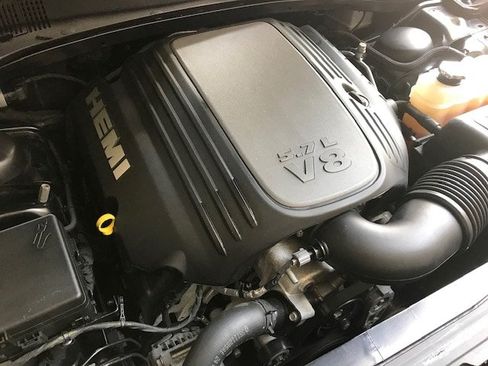Used 2018 Chrysler 300 C w/ Sun, Sound & Nav Package RWD image 11