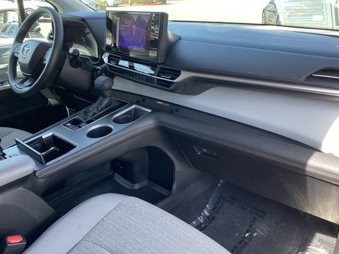Certified 2026 Toyota Sienna LE FWD image 17