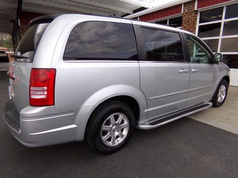 Used 2008 Chrysler Town & Country Touring FWD image 6