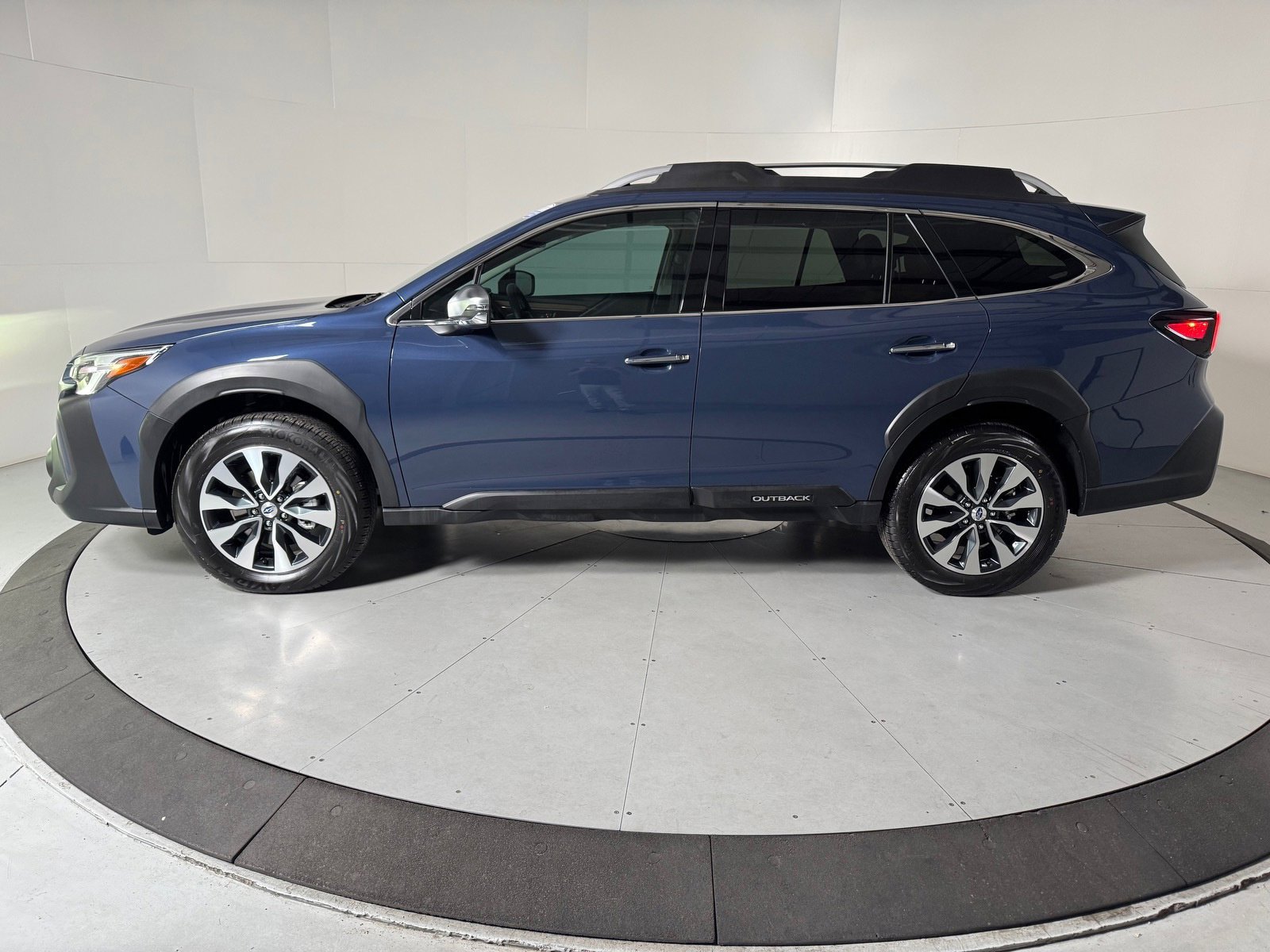 Certified 2024 Subaru Outback Touring XT AWD/4WD image 2