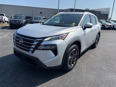 Used 2024 Nissan Rogue SV w/ SV Premium Package FWD image 2