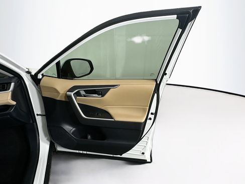 Used 2025 Toyota RAV4 XLE w/ Convenience Package image 31