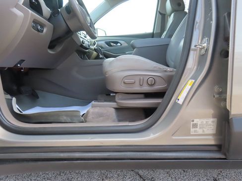 Used 2018 Chevrolet Traverse LT FWD image 12