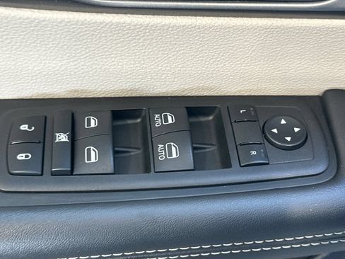 Used 2023 Chrysler Pacifica Touring-L FWD image 12