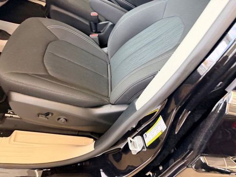 New 2024 Chrysler Voyager LX image 5