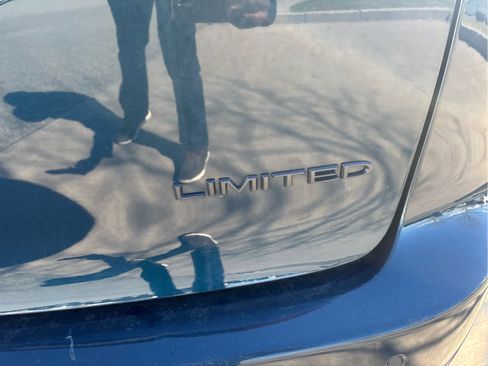 Used 2025 Chrysler Pacifica Limited FWD image 9