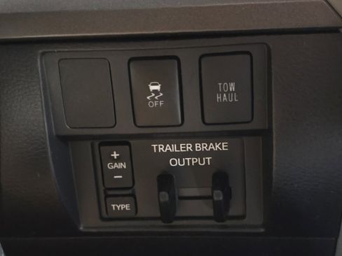 Used 2017 Toyota Tundra SR5 image 7