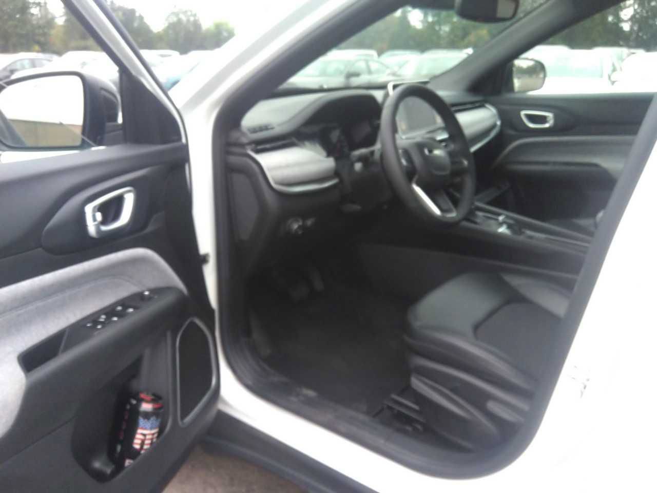 Used 2025 Jeep Compass Latitude AWD/4WD image 2