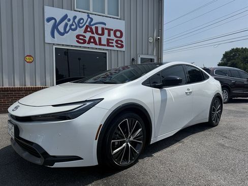 Used 2024 Toyota Prius XLE FWD image 3