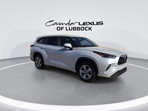 Used 2023 Toyota Highlander LE image 2