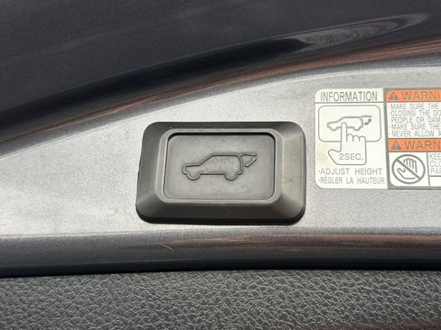 Used 2018 Toyota RAV4 Limited image 19