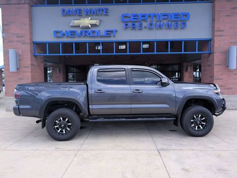 Used 2021 Toyota Tacoma TRD Off-Road w/ TRD Premium Off Road Package AWD/4WD image 10