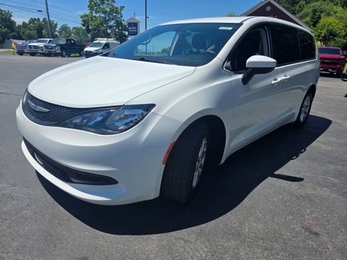 Used 2022 Chrysler Voyager LX FWD image 1