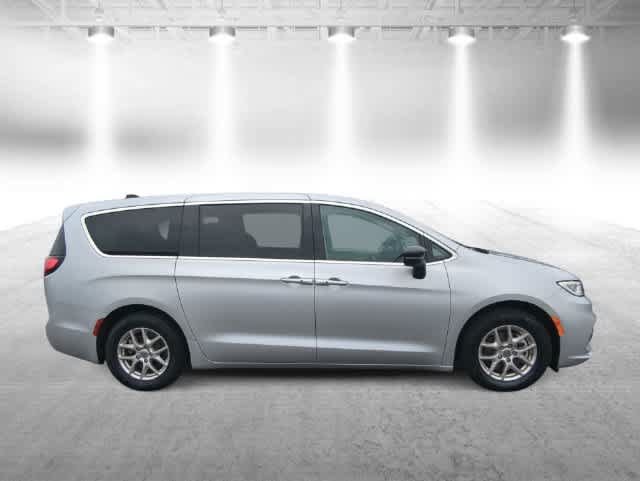 Certified 2024 Chrysler Pacifica Touring-L FWD image 9