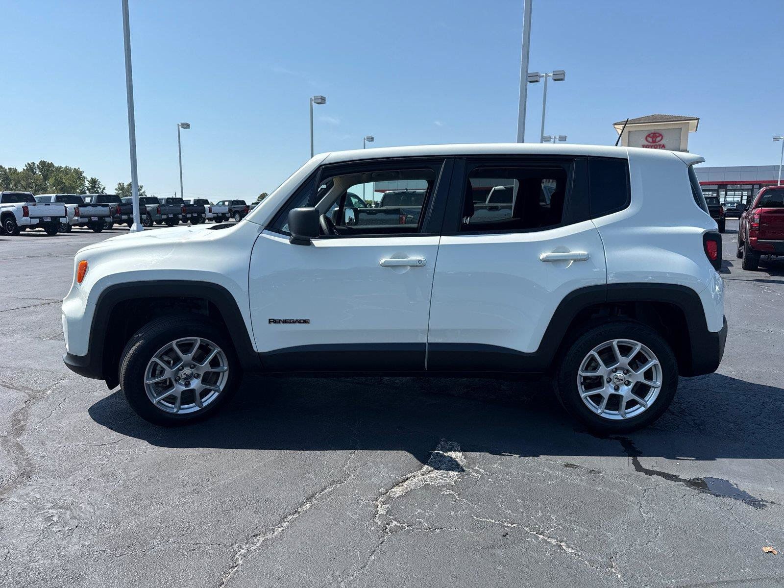 Used 2023 Jeep Renegade Latitude AWD/4WD image 5