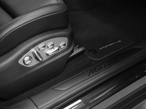 Certified 2026 Porsche Macan AWD/4WD image 21