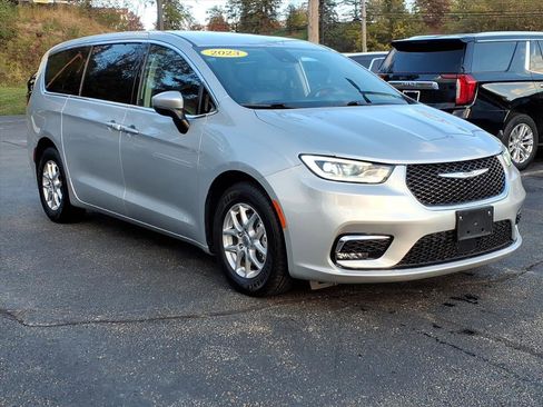 Used 2023 Chrysler Pacifica Touring-L image 5