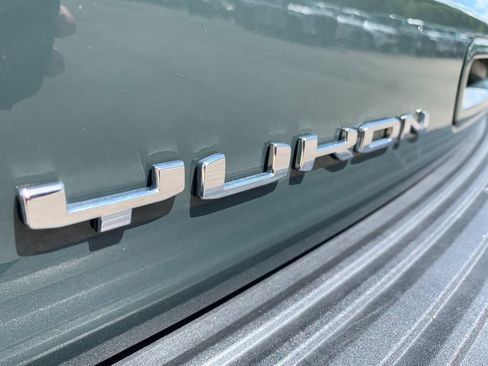 Used 2025 GMC Yukon XL AT4 AWD/4WD image 39