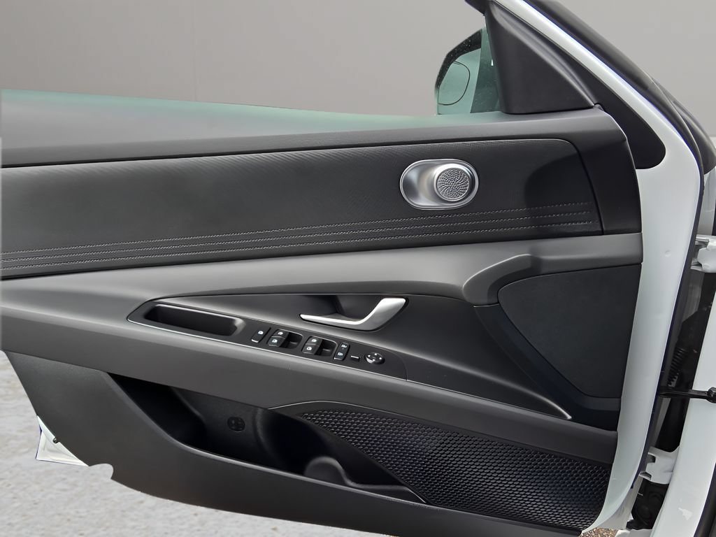 Used 2026 Hyundai Elantra Hybrid FWD image 18