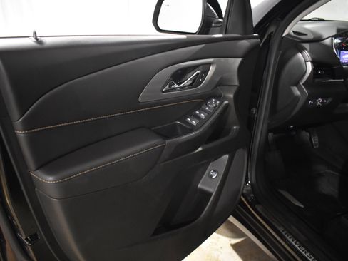 Used 2021 Chevrolet Traverse LT image 23