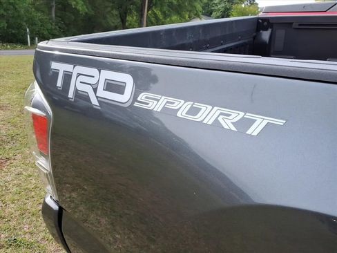 Used 2022 Toyota Tacoma TRD Sport w/ Technology Package RWD image 5