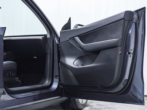 Used 2021 Tesla Model Y Long Range image 18