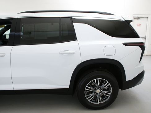 Used 2024 Chevrolet Traverse LT w/ LPO, Floor Liner Package FWD image 5
