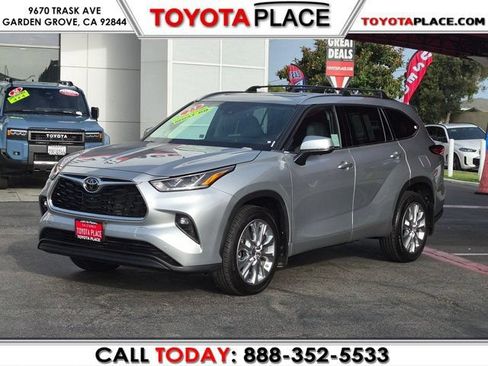 Used 2023 Toyota Highlander Limited FWD image 1