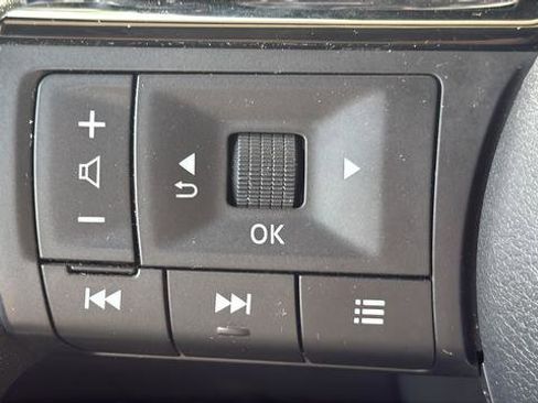 Used 2023 Nissan Rogue SV AWD/4WD image 24