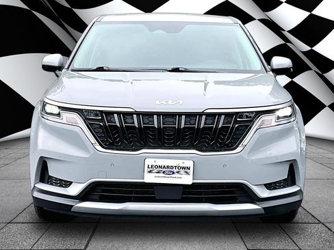 Used 2024 Kia Carnival EX FWD image 3