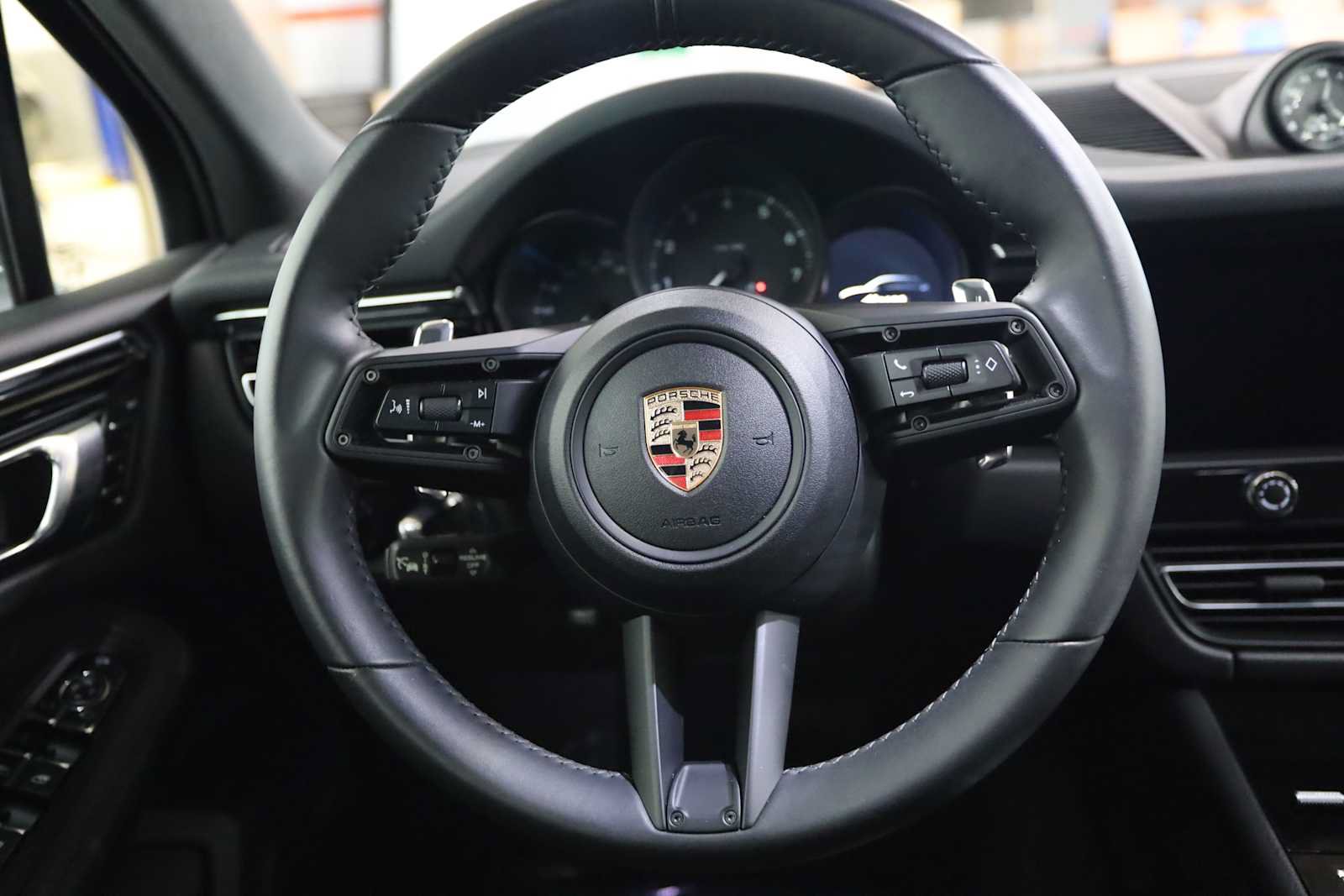Used 2025 Porsche Macan AWD/4WD image 21