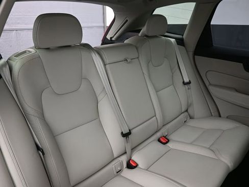 Used 2024 Volvo XC60 B5 Ultimate w/ Protection Package Premier AWD/4WD image 31