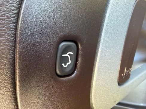 Used 2017 Jeep Cherokee Overland w/ Technology Group image 8