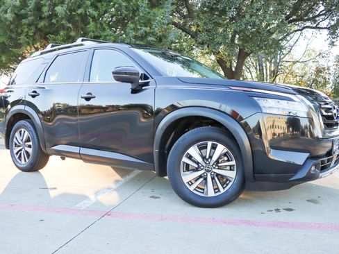 Used 2022 Nissan Pathfinder SL image 1