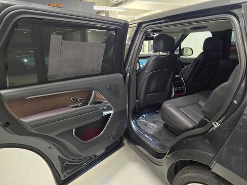 New 2025 Land Rover Range Rover Long Wheelbase SE image 17