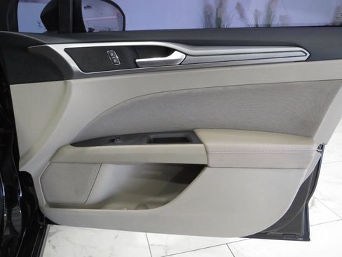 Used 2020 Ford Fusion SE FWD image 24