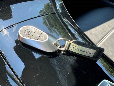 Used 2025 Mercedes-Benz GLC 300 4MATIC image 8