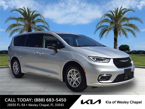 Used 2024 Chrysler Pacifica Touring-L FWD image 1