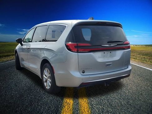 Used 2024 Chrysler Pacifica Touring-L AWD/4WD image 2
