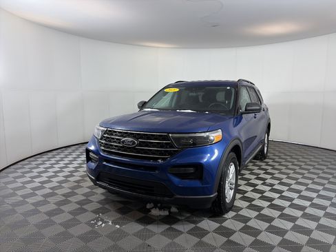 Used 2021 Ford Explorer XLT image 2